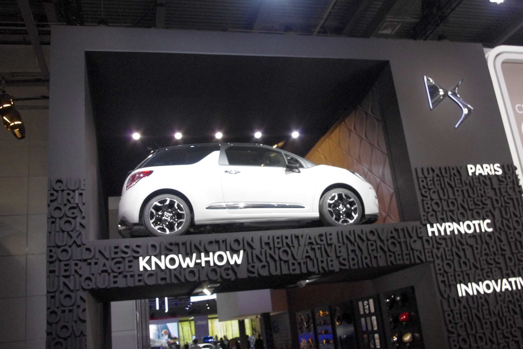 Citroen линии DS на полке второго этажа